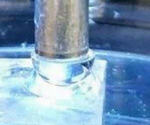 Une colle sous-marine décollable à l’électricité